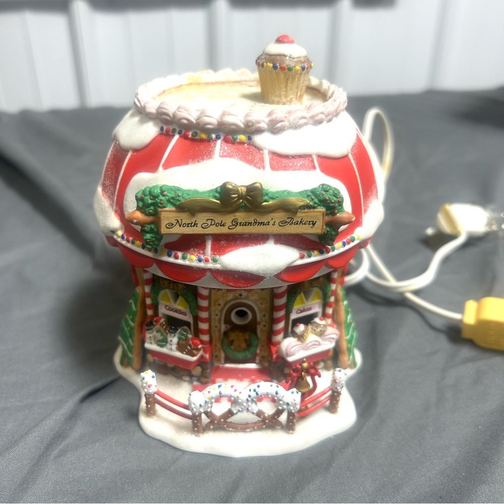 Dept 56 NORTH POLE 2002 Elf Land North Pole Grandma’s Bakery #05841 Christmas